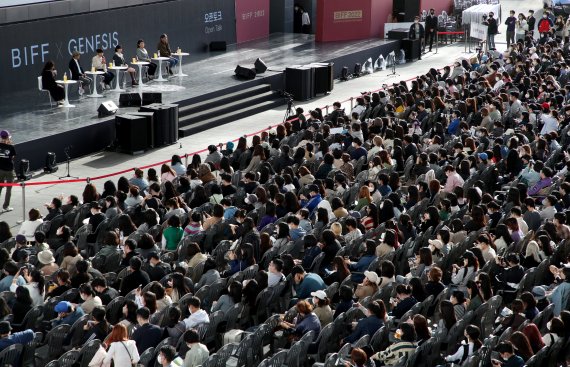 7일 부산 해운대구 영화의전당 BIFFXGENESIS 야외무대에서 열린 제27회 부산국제영화제 '욘더' 오픈토크를 찾은 관객들로 북적이고 있다. 2022.10.7/뉴스1 ⓒ News1 김영훈 기자