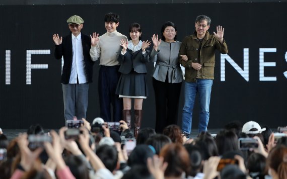 티빙 오리지널 시리즈 '욘더'의 이준익 감독(왼쪽부터)과 배우 신하균, 한지민, 이정은, 정진영이 7일 부산 해운대구 영화의전당 BIFFXGENESIS 야외무대에서 열린 제27회 부산국제영화제 오픈 토크에서 포즈를 취하고 있다. 2022.10.7/뉴스1 ⓒ News1 김진환 기자