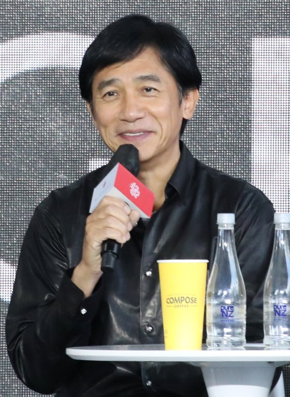 배우 량차오웨이가 7일 부산 해운대구 영화의전당 BIFFXGENESIS 야외무대에서 열린 제27회 부산국제영화제 오픈토크 '화양연화'에서 팬들에게 인사말을 하고 있다. 2022.10.7/뉴스1 ⓒ News1 김영훈 기자