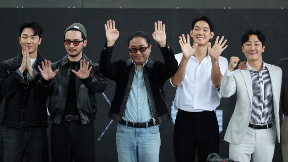 영화 '한산 : 용의 출현'의 김한민 감독을 비롯한 배우들이 7일 부산 해운대구 영화의전당 BIFFXGENESIS 야외무대에서 열린 제27회 부산국제영화제 오픈토크에서 팬들에게 인사를 하고 있다. 2022.10.7/뉴스1 ⓒ News1 김진환 기자