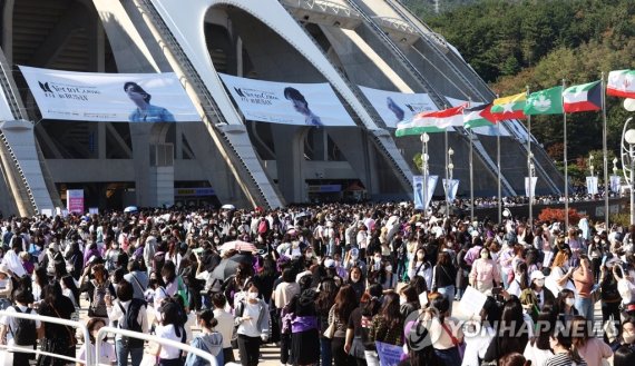 붐비는 BTS 콘서트장 앞 붐비는 BTS 콘서트장 앞 (부산=연합뉴스) 진연수 기자 = 2030 부산세계박람회 유치를 기원하는 방탄소년단(BTS)의 단독 콘서트 '옛 투 컴 인 부산'(Yet To Come in Busan)이 열리는 15일 부산 아시아드주경기장을 찾은 팬들 인산인해를 이루고 있다. 2022.10.15 jin90@yna.co.kr (끝)