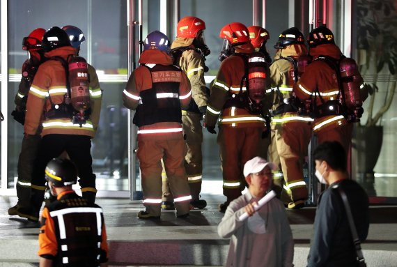 15일 오후 화재가 발생한 경기 성남시 분당구 삼평동 SK판교캠퍼스에 소방대원들이 복구작업을 위해 들어서고 있다. ⓒNews1 박세연 기자