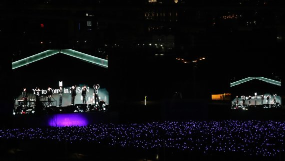 2030 부산세계박람회 유치를 기원하는 방탄소년단(BTS) 콘서트 '옛 투 컴 인 부산'(Yet To Come in Busan)이 열리는 15일 부산 동구 부산항국제여객터미널크루즈부두에서 스크린에 중계되는 BTS콘서트를 아미들이 보고 있다. 2022.10.15/뉴스1 ⓒ News1 김영훈 기자