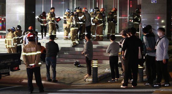 지난 15일 오후 화재가 발생한 경기 성남시 분당구 삼평동 SK판교캠퍼스에 관계자들이 복구작업을 위해 현장으로 들어서고 있다. 이날 오후 카카오 등 데이터 관리 시설이 입주해있는 이 건물 지하에서 불이나면서 카카오톡, 카카오택시 등 일부서비스에 장애가 빚어지고 있다. /뉴스1