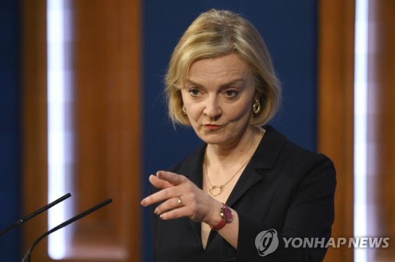 Britain's Prime Minister Liz Truss attends a press conference in the Downing Street Briefing Room in central London, Friday Oct. 14, 2022, following the sacking of the finance minister in response to a budget that sparked markets chaos. (Daniel Leal/Pool Photo via AP) POOL PHOTO /사진=연합뉴스