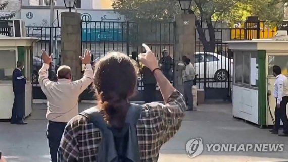 '히잡 의문사' 항의시위 벌이는 이란 테헤란대 학생들 '히잡 의문사' 항의시위 벌이는 이란 테헤란대 학생들 (테헤란 AFP=연합뉴스) 이란 테헤란대 학생들이 13일(현지시간) 교문 밖에 있는 보안군을 향해 구호를 외치고 있다. 이란에선 지난달 중순 여대생 마흐사 아미니(22)가 히잡을 제대로 쓰지 않았다는 이유로 경찰에 끌려갔다가 의문사한 사건이 벌어진 이후 광범위한 반정부 시위가 벌어지고 있다. [UGC 제공. 재판매 및 DB, 마케팅 광고 금지] 2022.10.14 jsmoon@yna.co.kr (끝)