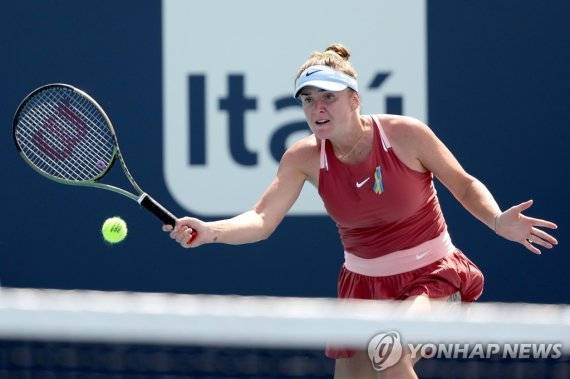 스비톨리나의 지난 3월 경기 장면 MIAMI GARDENS, FLORIDA - MARCH 24: Elina Svitolina of Ukraine returns a shot to Heather Watson of Great Britain during the Miami Open at Hard Rock Stadium on March 24, 2022 in Miami Gardens, Florida. Matthew Stockman/Getty Images/AFP == FOR NEWSPAPERS, INTERNET, TELCOS & TELEVISIO