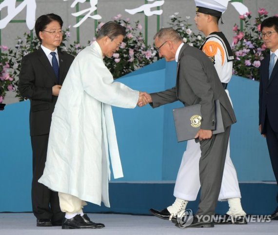 문재인 전 대통령이 제74주년 광복절 경축식에서 홍재하 독립운동가의 아들 장자크 홍푸안 씨에게 건국훈장 애족장을 수여하고 있다.연합뉴스