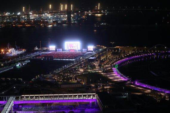 [부산=뉴시스] 하경민 기자 = 2030부산월드엑스포 유치 기원 BTS콘서트 '옛 투 컴 인 부산'(Yet to Come in BUSAN)이 열린 15일 부산 동구 부산항국제여객터미널 야외주차장에 마련된 '라이브 플레이' 행사장을 찾은 1만여 명의 '아미'들이 콘서트를 생중계로 즐기고 있다. 2022.10.15. yulnetphoto@newsis.com