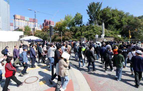 15일 서울 강동구 동북고등학교에서 열린 서울 강동구 둔촌주공 재건축(올림픽파크포레온) 조합 총회에 조합원들이 참석하고 있다. 이날 총회에서 조합·시공사업단 공사재개 합의문 추인 의결을 비롯한 총 19개 안건이 가결됐다. 이에따라 강동구 둔촌주공 재건축 공사가 오늘 17일부터 재개된다. 공사비 증액 문제 등으로 공사가 중단된 지 6개월여 만이다. 2022.10.15/뉴스1 ⓒ News1 박세연 기자