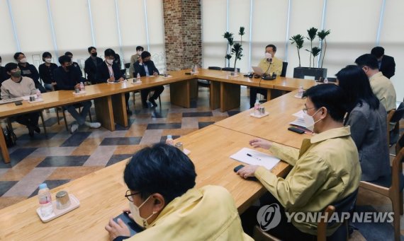 SK C&C 데이터센터 화재 관련 간담회 SK C&C 데이터센터 화재 관련 간담회 (성남=연합뉴스) 홍기원 기자 = 이종호 과학기술정보통신부 장관이 16일 오전 경기도 성남시 분당구 삼평동 SK 판교캠퍼스 B동에서 열린 SK C&C 데이터센터 화재 관련 간담회에서 발언하고 있다. 2022.10.16 [공동취재] xanadu@yna.co.kr (끝)