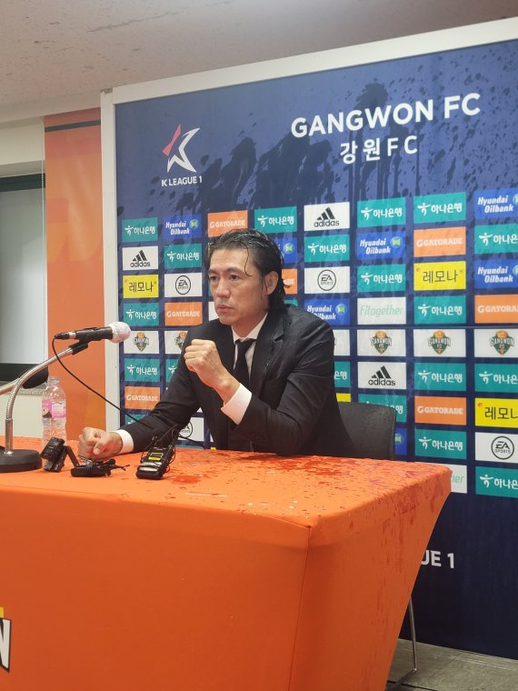 기자회견 중 울산 현대 선수들에게 물을 맞은 홍명보 감독.(한국프로축구연맹 제공)