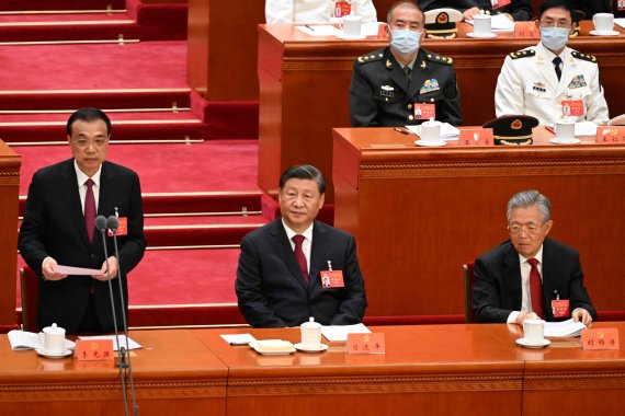 시진핑 '3연임 행사'에 불참한 장쩌민16일 중국 베이징 인민대회당에서 중국 공산당 20차 전국대표대회(당대회)가 열린 가운데 중국의 리커창 총리(왼쪽 첫번째)가 시진핑 중국 국가주석(가운데)이 지켜보는 가운데 개막 연설을 하고 있다. 이날 시 주석의 전임자였던 후진타오 전 주석(왼쪽 세번째)은 80세의 고령에도 이번 행사에 참석했다. 그러나 시 주석의 반대파로 알려진 '상하이방'의 핵심 인물인 장쩌민 전 주석은 참석 명단에 이름이 올랐음에도 불구하고 정작 행사에 나타나지 않았다. AFP연합뉴스