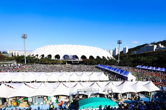 전세계 '아미' 집결한 BTS콘서트…'보랏빛 부산' 물들이다