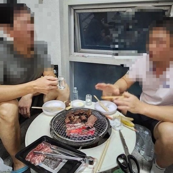 빌라 복도서 숯불에 고기 굽는 남성들..한국이야?