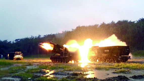 강원도 강릉에 있는 하시동 사격장에서는 폭우가 거세게 쏟아지는 가운데 '한미 연합·합동 화력운용훈련(CJFCX)'의 일환으로 진행된 '한미 연합 다연장 로켓(MRLS) 실사격 훈련'에 참가한 한미 포병부대가 사격을 실시하고 있다. 사진=육군 제공