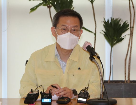 [성남=뉴시스] 김종택기자 = 이종호 과학기술부 장관이 16일 오전 경기 성남시 분당구 SK C&C 판교캠퍼스에서 열린 SK C&C 데이터센터 화재 관련 간담회에서 모두발언을 하고 있다. (사진공동취재) 2022.10.16. jtk@newsis.com