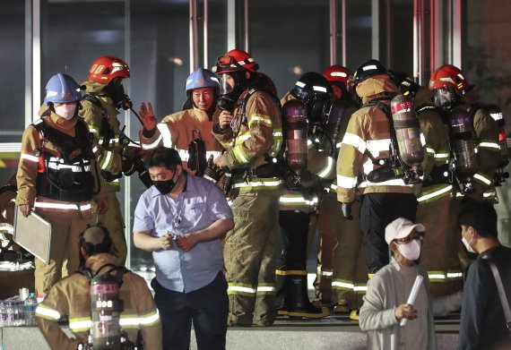 [성남=뉴시스] 김근수 기자 = SK C&C 판교 데이터센터에 화재가 발생한 15일 오후 경기도 성남시 판교 SK C&C 판교 데이터센터 에서 관계자들이 복구 작업을 위해 건물 안으로 들어가고 있다. 2022.10.15. ks@newsis.com