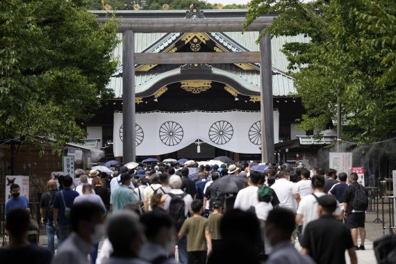 일본의 패전일인 지난 15일 도쿄 소재 야스쿠니신사에서 시민들이 참배를 위해 줄을 서 있다.