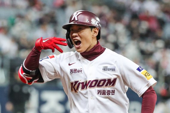 [서울=뉴시스] 권창회 기자 =16일 오후 서울 구로구 고척스카이돔에서 열린 2022 KBO 포스트시즌 준플레이오프 1차전 KT 위즈 대 키움 히어로즈의 경기, 8회 말 1사 1, 2루에서 키움 송성문이 1타점 적시타를 친 뒤 세리모니를 하고 있다. 2022.10.16. kch0523@newsis.com