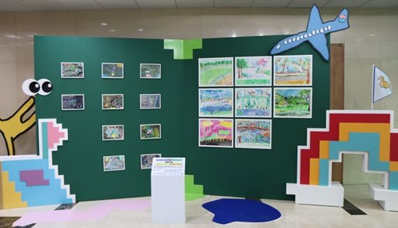 2022 가족 소통 프로젝트 '빼꼼'을 통해 제작된 예술 작품이 조아제약 로비에 전시됐다. 조아제약 제공.