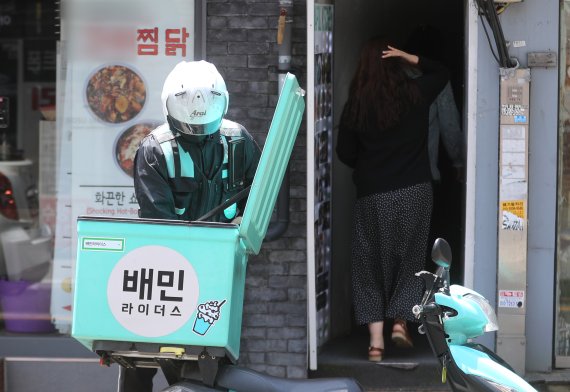 24일 서울의 한 대학가에 배달 라이더들이 이동하고 있다. 2021.5.24/뉴스1 ⓒ News1 이성철 기자