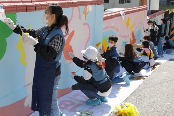 지난 15일 '참벗나눔 봉사단'이 인천 계양구 계양동에서 '행복나눔 벽화그리기'를 진행하고 있다.(한국투자증권 제공)