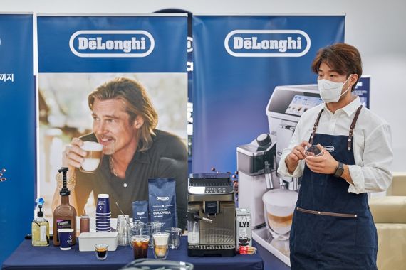 지난 13일 서울 양재동 드롱기 컨셉스토어 양재점에서 고객 초청 커피 클래스가 진행되고 있다.