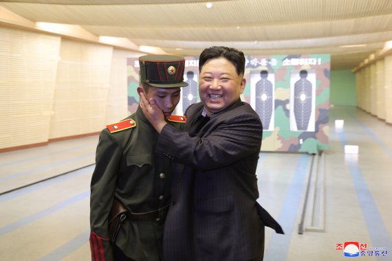 김정은 북한 국무위원장이 16일 만경대혁명학원을 찾아 원아들과 뜻깊은 시간을 보냈다고 조선중앙통신이 17일 밝혔다. 이번 방문에는 리설주 여사도 동행했다. 조선중앙통신 연합뉴스