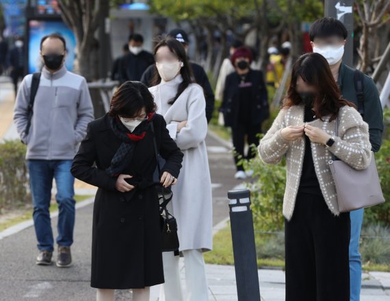 기온이 뚝 떨어지면서 17일 오전 서울 광화문네거리에서 시민들이 두꺼운 옷을 입고 출근하고 있다. /뉴스1