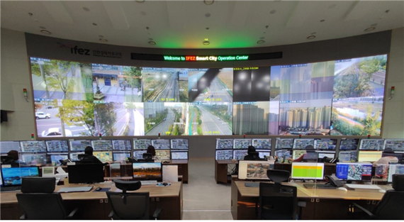 송도·청라·영종 등 인천경제자유구역을 2112대의 CCTV를 가동해 화재, 범죄, 교통 등을 감시하고 있는 인천경제자유구역(IFEZ) 스마트시티운영센터 전경.
