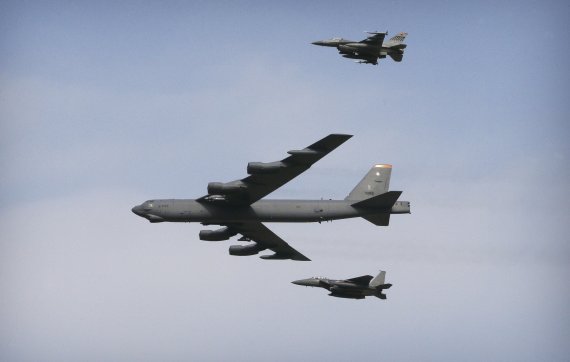 핵미사일로 무장한 미국의 전력자산인 B-52 장거리 폭격기가 우리 공군 F-15K 2대와 주한 미 공군 F-16 2대 등 4대의 전투기 호위를 받으면서 저공으로 지난 2016년 1월 10일 오산 상공을 비행하고 있다. B-52는 미국의 핵심전력 중 하나로 북한의 지하시설까지 타격할 수 있는 가공할 무기라는 평가를 받는다. 사진=뉴시스