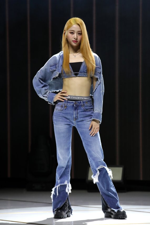 [서울=뉴시스] 박진희 기자 = 그룹 르세라핌(LE SSERAFIM) 허윤진이 17일 서울 서대문구 연세대 백주년기념관에서 미니 2집 '안티프래자일(ANTIFRAGILE)' 발매 쇼케이스를 하고 있다. 2022.10.17. pak7130@newsis.com