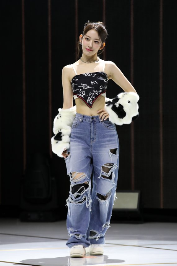 [서울=뉴시스] 박진희 기자 = 그룹 르세라핌(LE SSERAFIM) 사쿠라가 17일 서울 서대문구 연세대 백주년기념관에서 미니 2집 '안티프래자일(ANTIFRAGILE)' 발매 쇼케이스를 하고 있다. 2022.10.17. pak7130@newsis.com