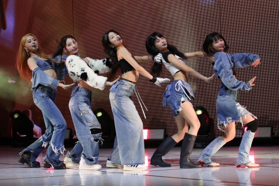 [서울=뉴시스] 박진희 기자 = 그룹 르세라핌(LE SSERAFIM)이 17일 서울 서대문구 연세대 백주년기념관에서 미니 2집 '안티프래자일(ANTIFRAGILE)' 발매 미디어 쇼케이스를 하고 있다. 2022.10.17. pak7130@newsis.com