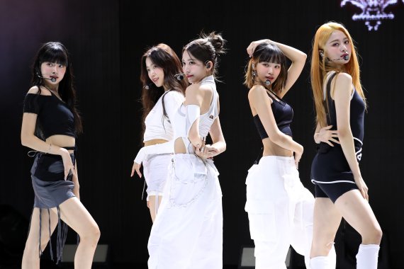 [서울=뉴시스] 박진희 기자 = 그룹 르세라핌(LE SSERAFIM)이 17일 서울 서대문구 연세대 백주년기념관에서 미니 2집 '안티프래자일(ANTIFRAGILE)' 발매 미디어 쇼케이스를 하고 있다. 2022.10.17. pak7130@newsis.com