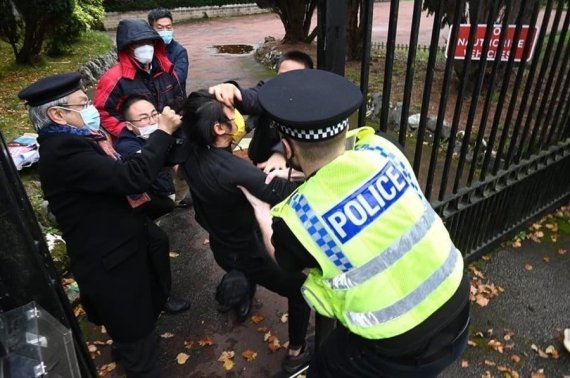 영국 주재 영사관 앞에서 시위를 한 남성이 영사관으로 끌려들어가고 있다(트위터갈무리)@News1.kr /사진=뉴스1