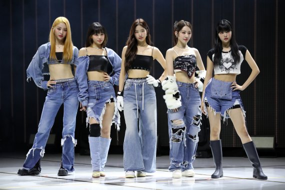 [서울=뉴시스] 박진희 기자 = 그룹 르세라핌(LE SSERAFIM) 허윤진, 김채원, 카즈하, 사쿠라, 홍은채가 17일 서울 서대문구 연세대 백주년기념관에서 미니 2집 '안티프래자일(ANTIFRAGILE)' 발매 쇼케이스를 하고 있다. 2022.10.17. pak7130@newsis.com