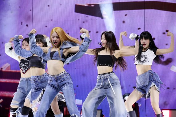 [서울=뉴시스] 박진희 기자 = 그룹 르세라핌(LE SSERAFIM)이 17일 서울 서대문구 연세대 백주년기념관에서 미니 2집 '안티프래자일(ANTIFRAGILE)' 발매 미디어 쇼케이스를 하고 있다. 2022.10.17. pak7130@newsis.com