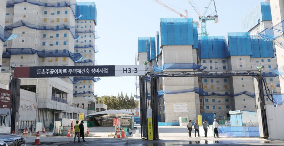 17일 오전 재건축 공사가 재개된 서울 강동구 둔촌주공 공사현장에서 관계자들이 분주하게 움직이고 있다. 뉴스1