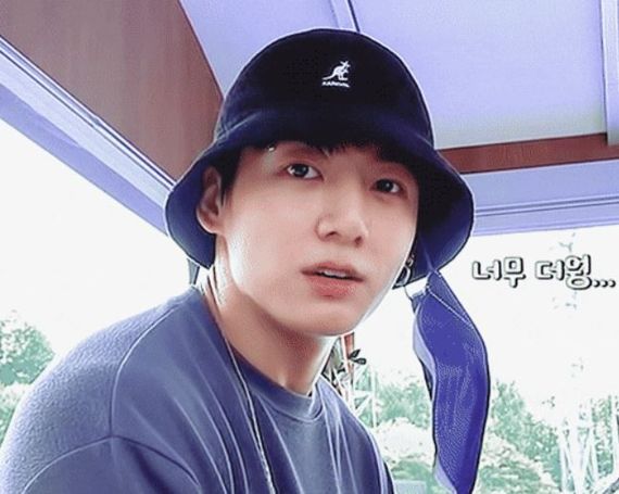 중고 판매 중인 모자와 비슷한 모자를 쓴 BTS 멤버 정국. 출처=유튜브. 조선일보