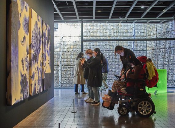지난 17일 진행한 리움 미술관 장애인, 가족 초청 관람행사에서 관람객이 미술품을 감상하고 있다.