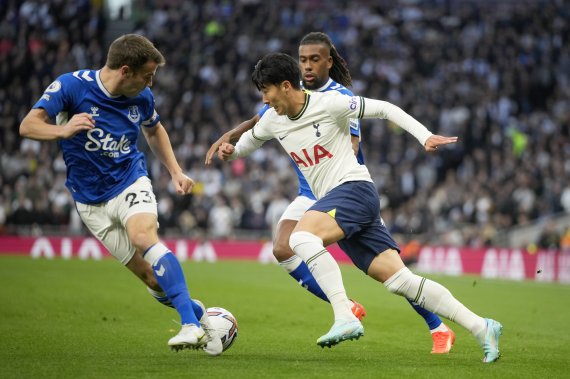 [런던=AP/뉴시스] 토트넘 홋스퍼의 손흥민이 15일(현지시간) 영국 런던의 토트넘 홋스퍼 스타디움에서 열린 2022-23 잉글랜드프리미어리그(EPL) 11라운드 에버턴과 경기 중 공을 몰고 있다. 손흥민은 풀타임을 뛰며 공격 포인트는 올리지 못했고 팀은 2-0으로 승리했다. 2022.10.16.