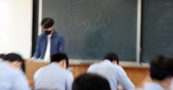 2023학년도 대학수학능력시험을 30일 앞둔 18일 전북 전주시 호남제일고등학교 3학년 교실에서 수험생들이 공부에 전념하고 있다. /사진=뉴스1