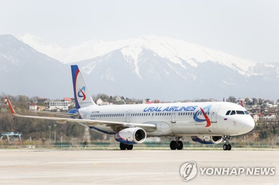 우랄항공 SOCHI, RUSSIA - APRIL 7, 2022: An Airbus A321 airliner of Ural Airlines spotted at Sochi International Airport. Rossiya Airlines launches a hub at Sochi International Airport to operate foreign flights in 17 directions comprising Armenia, Egypt, Israel, Kazakhstan, Turkey and Uzbekistan. Dmitry