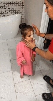 미국에서 세 살 딸을 상대로 한 미간 제모 영상이 수천만 번의 조회수를 기록하며 큰 화제를 모았다. (틱톡)