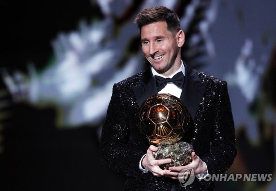 메시는 무려 7개의 발롱도르를 보유하고 있다. epaselect epa09611691 PSG player Lionel Messi wins the Men's Ballon d'Or at the 2021 Ballon d'Or ceremony at Theatre du Chatelet in Paris, France, 29 November 2021. EPA/YOAN VALAT