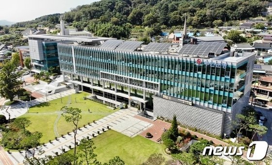 전북 부안군이 환경부 '2023년 기후변화 취약지역‧계층 지원 공모사업'에 선정돼 5억원의 예산을 확보했다. 부안군청사 전경 2022.10.18/뉴스1ⓒNews1 박제철 기자