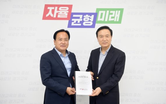 임태희 경기도교육감(사진 오른쪽)과 이권재 오산시장이 AI마이스터고등학교 설립과 관련, 간담회를 갖은 뒤 기념촬영을 하고 있다.(오산시 제공)