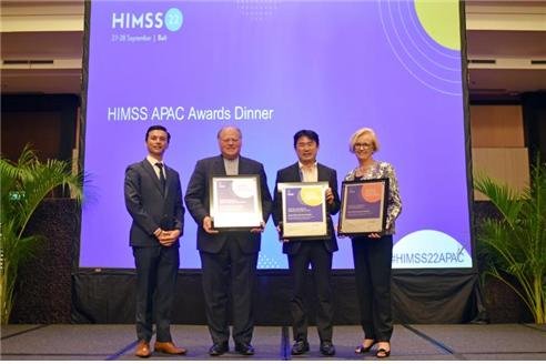 이상헌 고대안암병원 재활의학과 교수(왼쪽 세번째)가 지난 9월 열린 HIMSS APAC 2022 컨퍼런스에서 수상 후 미국 보건의료정보관리시스템협회(HIMSS) 관계자들과 기념촬영을 하고 있다. 고려대의료원 제공